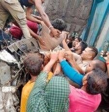 दो हाइवा में हुई जोरदार भिड़त<br>राखड़ से भरे हाइवा ड्राइवर को आई गंभीर चोट दो हाइवा में हुई जोरदार भिड़त<br>राखड़ से भरे हाइवा ड्राइवर को आई गंभीर चोट kshititech