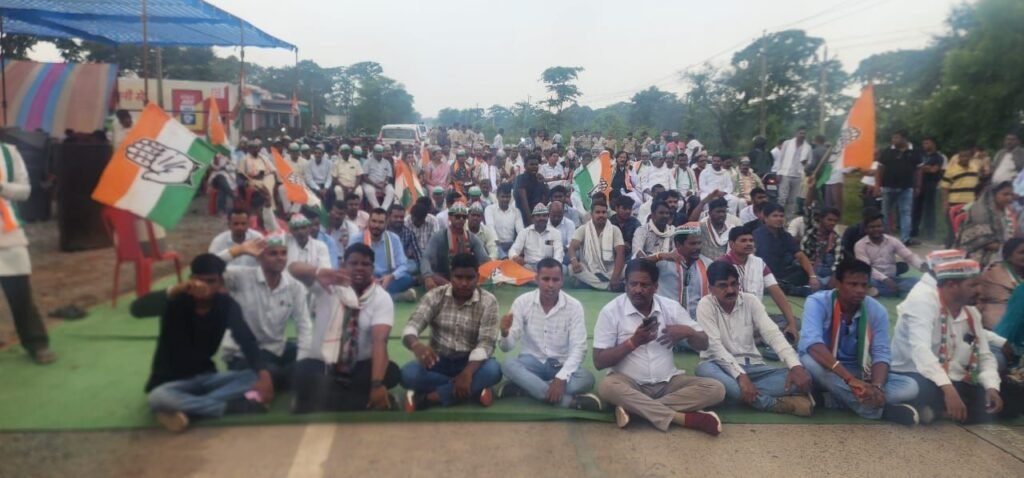 काग्रेसियों ने राट्रीय राज मार्ग जाम किया स्कूल वाहन एबुलेंस को दिया रास्ता भीगते पानी मे डटे रहे कॉग्रेसी काग्रेसियों ने राट्रीय राज मार्ग जाम किया स्कूल वाहन एबुलेंस को दिया रास्ता भीगते पानी मे डटे रहे कॉग्रेसी kshititech