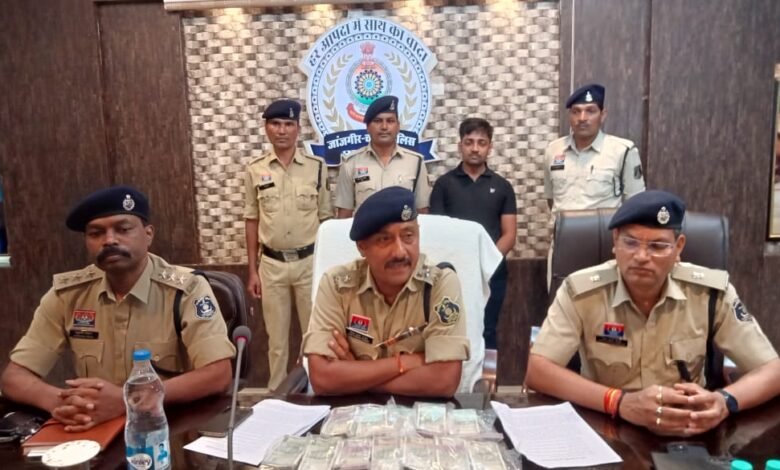 पुलिस को झूठी लूट की घटना होने की सूचना देकर गबन करने वाले आरोपी को चंद घंटे में पुलिस ने किया गिरफ्तार पुलिस को झूठी लूट की घटना होने की सूचना देकर गबन करने वाले आरोपी को चंद घंटे में पुलिस ने किया गिरफ्तार kshititech