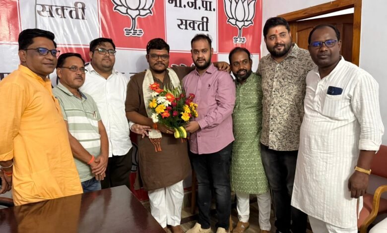 कार्यकर्ताओं के बीच भाजपा जिलाध्यक्ष ने मनाया जन्मदिन कार्यकर्ताओं के बीच भाजपा जिलाध्यक्ष ने मनाया जन्मदिन kshititech