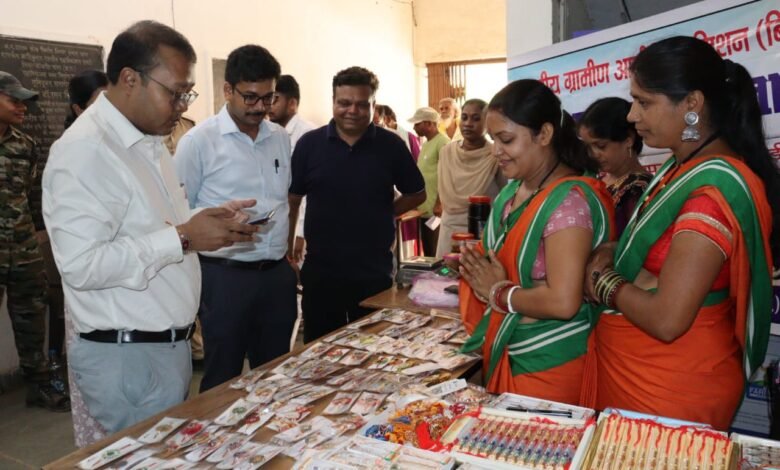 कलेक्टर, सीईओ ने इको-फ्रेंडली बीज राखी स्टॉल से खरीदी राखी कलेक्टर, सीईओ ने इको-फ्रेंडली बीज राखी स्टॉल से खरीदी राखी kshititech