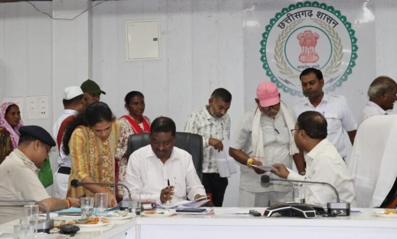 कलेक्टर ने जनदर्शन में सुनी आमजनों की विभिन्न समस्याएं कलेक्टर ने जनदर्शन में सुनी आमजनों की विभिन्न समस्याएं kshititech