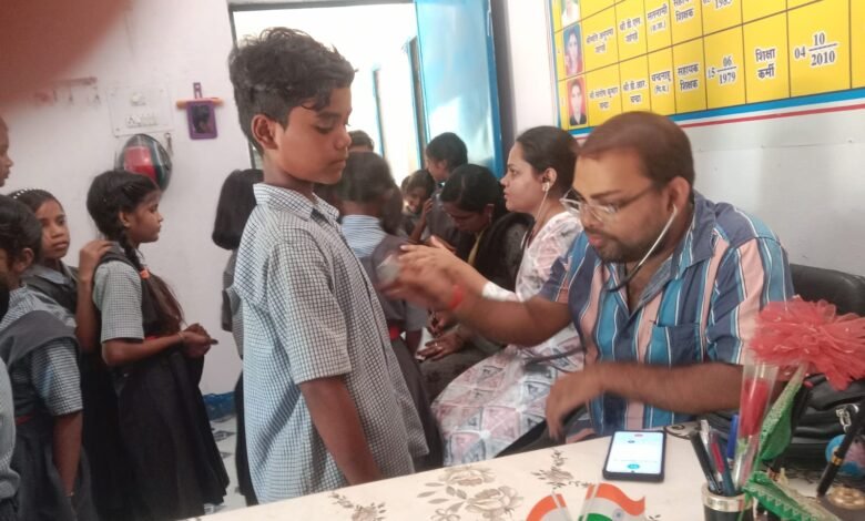 सेमरिया में राष्ट्रीय बाल स्वास्थ्य कार्यक्रम के अंतर्गत बच्चों की गई जांच सेमरिया में राष्ट्रीय बाल स्वास्थ्य कार्यक्रम के अंतर्गत बच्चों की गई जांच kshititech