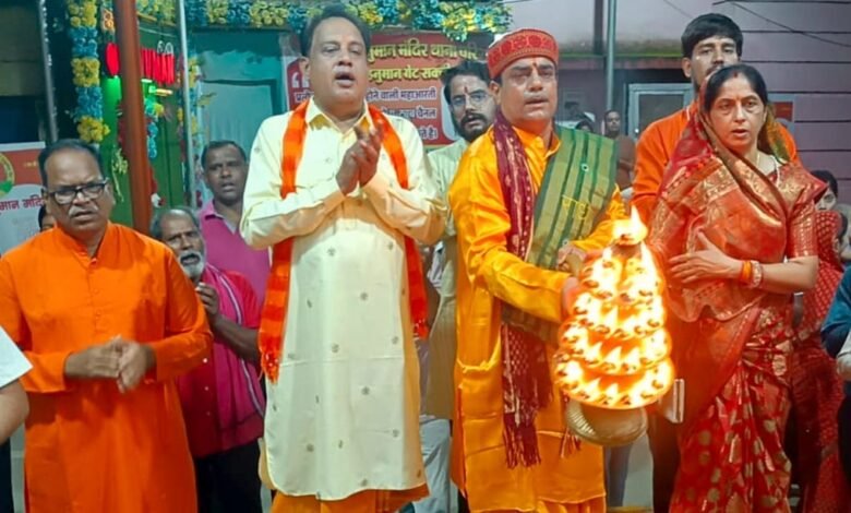श्री सिद्ध हनुमान मंदिर के ११६ वीं महाआरती में पंडित खगेश पाण्डेय हुए शामिल श्री सिद्ध हनुमान मंदिर के ११६ वीं महाआरती में पंडित खगेश पाण्डेय हुए शामिल kshititech