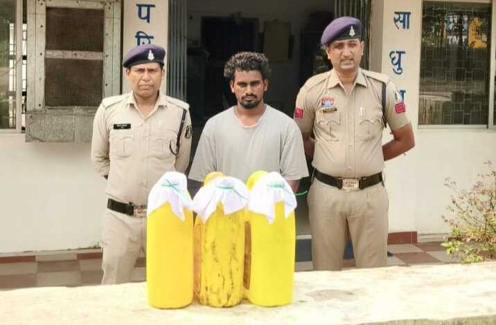 मुक्ताराजा से बाराद्वार पुलिस ने 11 लीटर महुआ शराब के साथ आरोपी को किया गिरफ्तार <br> मुक्ताराजा से बाराद्वार पुलिस ने 11 लीटर महुआ शराब के साथ आरोपी को किया गिरफ्तार <br> kshititech