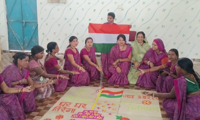 हर घर तिरंगा कार्यक्रम: बिहान कैडर्स की महिलाओं द्वारा रंगोली, स्वच्छता शपथ और तिरंगा रैली निकाली गई हर घर तिरंगा कार्यक्रम: बिहान कैडर्स की महिलाओं द्वारा रंगोली, स्वच्छता शपथ और तिरंगा रैली निकाली गई kshititech