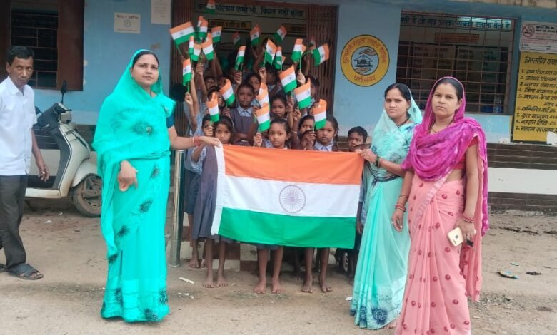 हर घर तिरंगा अभियान : बिहान दीदियों की तिरंगा रैली में गूंजा देशभक्ति का संदेश हर घर तिरंगा अभियान : बिहान दीदियों की तिरंगा रैली में गूंजा देशभक्ति का संदेश kshititech