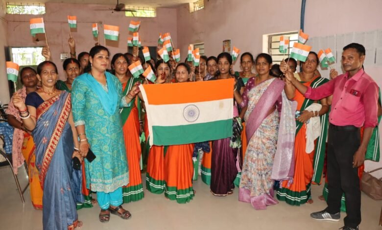 बिहान महिला समूह की दीदियों द्वारा रैली निकालकर हर घर तिरंगा कार्यक्रम का किया गया आयोजन बिहान महिला समूह की दीदियों द्वारा रैली निकालकर हर घर तिरंगा कार्यक्रम का किया गया आयोजन kshititech