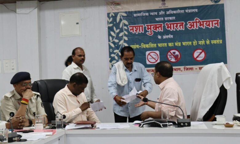 कलेक्टर ने जनदर्शन में सुनी आमजनों की विभिन्न समस्याएं कलेक्टर ने जनदर्शन में सुनी आमजनों की विभिन्न समस्याएं kshititech