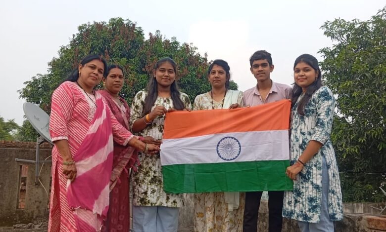 महिलाओं और युवाओं ने बढ़ाया देशभक्ति का उत्साह, घर-घर फहराया तिरंगा महिलाओं और युवाओं ने बढ़ाया देशभक्ति का उत्साह, घर-घर फहराया तिरंगा kshititech