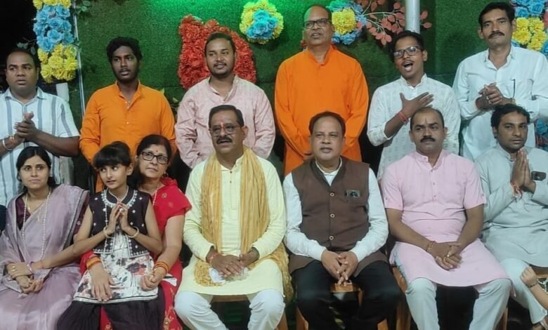 श्री सिद्ध हनुमान मंदिर के ११७ वीं महाआरती में पंडित विनय चौबे हुए शामिल श्री सिद्ध हनुमान मंदिर के ११७ वीं महाआरती में पंडित विनय चौबे हुए शामिल kshititech