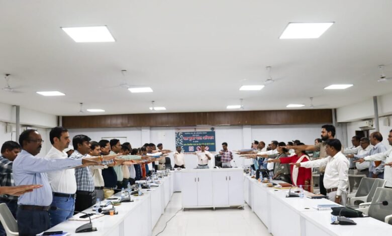 कलेक्टर कार्यालय में नशा मुक्त भारत अभियान के लिए शपथ कार्यक्रम का हुआ आयोजन कलेक्टर कार्यालय में नशा मुक्त भारत अभियान के लिए शपथ कार्यक्रम का हुआ आयोजन kshititech