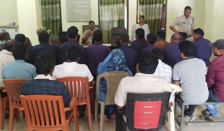 कोटवारों की मीटिंग ली टीआई नरेंद्र यादव ने हसौद थाना क्षेत्र में विभिन्न परिस्थितियों में कोटवारों की जिम्मेदारियो पर दी जानकारी कोटवारों की मीटिंग ली टीआई नरेंद्र यादव ने हसौद थाना क्षेत्र में विभिन्न परिस्थितियों में कोटवारों की जिम्मेदारियो पर दी जानकारी kshititech