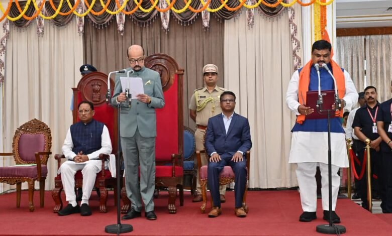 राज्यपाल डेका ने दिलाई तीन मंत्रियों को शपथ राज्यपाल डेका ने दिलाई तीन मंत्रियों को शपथ kshititech