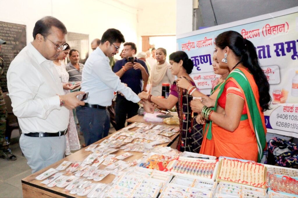 बिहान राधा कृष्ण स्व सहायता समूह की दीदियों ने कलेक्टर और सीईओ को पहनाई बीज जड़ित इको-फ्रेंडली राखी बिहान राधा कृष्ण स्व सहायता समूह की दीदियों ने कलेक्टर और सीईओ को पहनाई बीज जड़ित इको-फ्रेंडली राखी kshititech