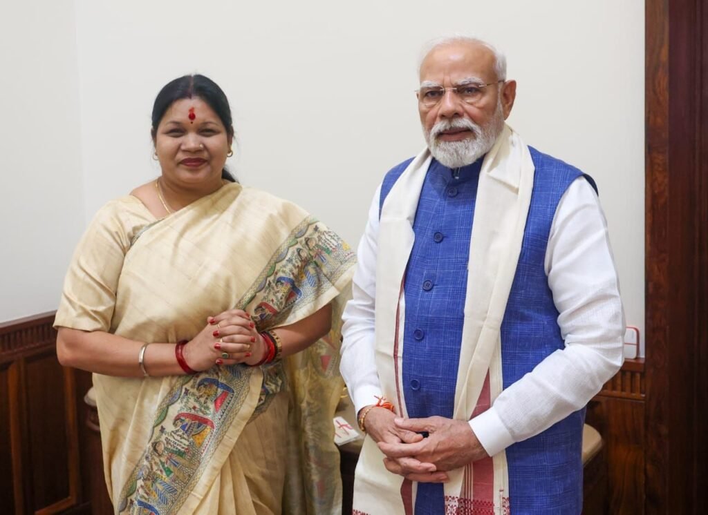 सांसद श्रीमती कमलेश जांगड़े ने प्रधानमंत्री मोदी को बांधी राखी सांसद श्रीमती कमलेश जांगड़े ने प्रधानमंत्री मोदी को बांधी राखी kshititech