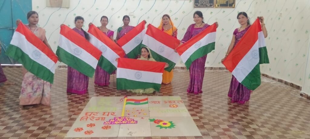 हर घर तिरंगा कार्यक्रम: बिहान कैडर्स की महिलाओं द्वारा रंगोली, स्वच्छता शपथ और तिरंगा रैली निकाली गई हर घर तिरंगा कार्यक्रम: बिहान कैडर्स की महिलाओं द्वारा रंगोली, स्वच्छता शपथ और तिरंगा रैली निकाली गई kshititech