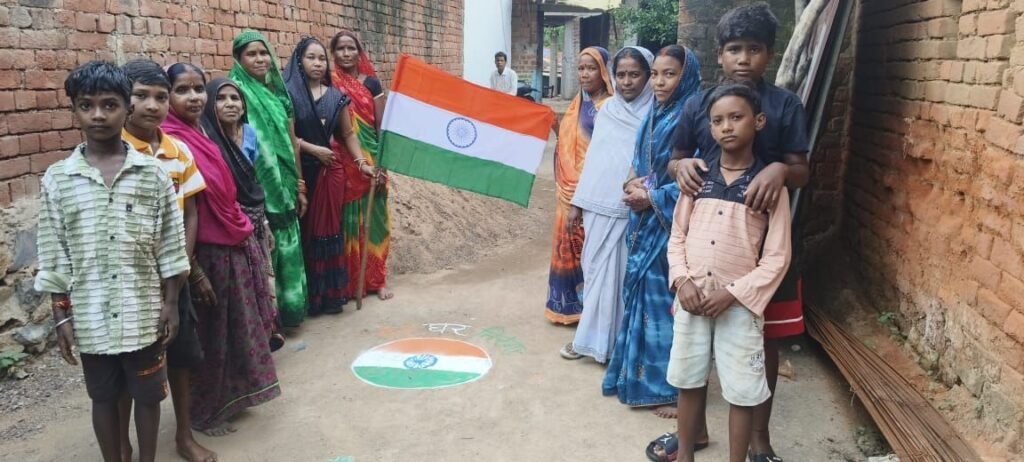 महिलाओं और युवाओं ने बढ़ाया देशभक्ति का उत्साह, घर-घर फहराया तिरंगा महिलाओं और युवाओं ने बढ़ाया देशभक्ति का उत्साह, घर-घर फहराया तिरंगा kshititech
