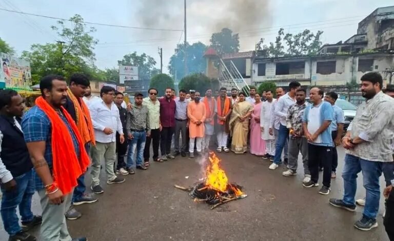 सक्ती में भाजपा युवा मोर्चा के नेतृत्व में पुतला दहन किया सक्ती में भाजपा युवा मोर्चा के नेतृत्व में पुतला दहन किया kshititech