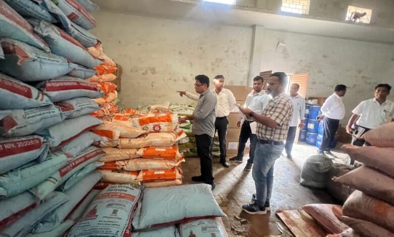 खाद की कालाबाजारी व अधिक कीमत पर बेचने वालों पर की जा रही कार्यवाही खाद की कालाबाजारी व अधिक कीमत पर बेचने वालों पर की जा रही कार्यवाही kshititech