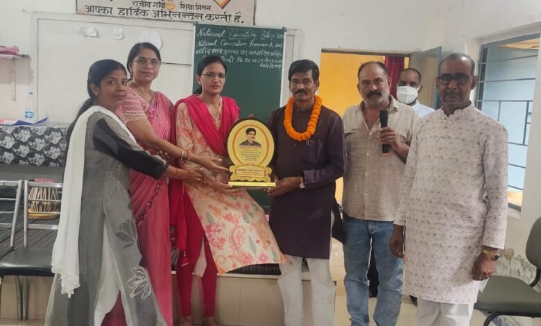 विकासखंड बम्हनीडीह के अंतर्गत शासकीय डीडीएस संकुल के शैक्षिक समन्वक लखन लाल कश्यप सम्मानित विकासखंड बम्हनीडीह के अंतर्गत शासकीय डीडीएस संकुल के शैक्षिक समन्वक लखन लाल कश्यप सम्मानित kshititech