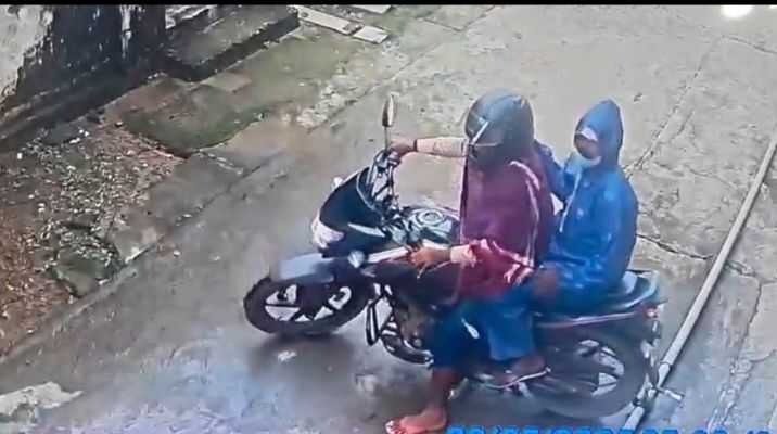 सक्ती में महिला हुई चेन स्नेचिंग की शिकार, सक्ती के वरिष्ठ पत्रकार की धर्मपत्नी के दो तोले की सोने की चैन लूट ले गए दो अज्ञात मोटर साइकिल सवार सक्ती में महिला हुई चेन स्नेचिंग की शिकार, सक्ती के वरिष्ठ पत्रकार की धर्मपत्नी के दो तोले की सोने की चैन लूट ले गए दो अज्ञात मोटर साइकिल सवार kshititech