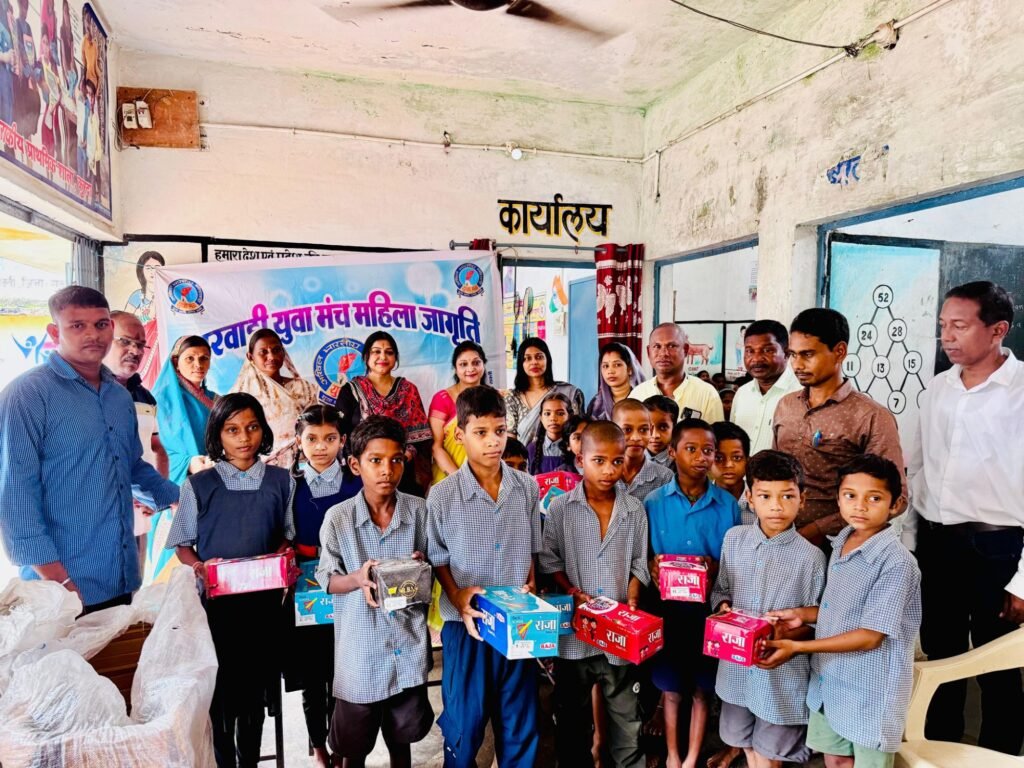 महिला जागृति शाखा सक्ती द्वारा शासकीय प्राथमिक शाला स्कूल के बच्चों को किया गया जूता वितरण महिला जागृति शाखा सक्ती द्वारा शासकीय प्राथमिक शाला स्कूल के बच्चों को किया गया जूता वितरण kshititech