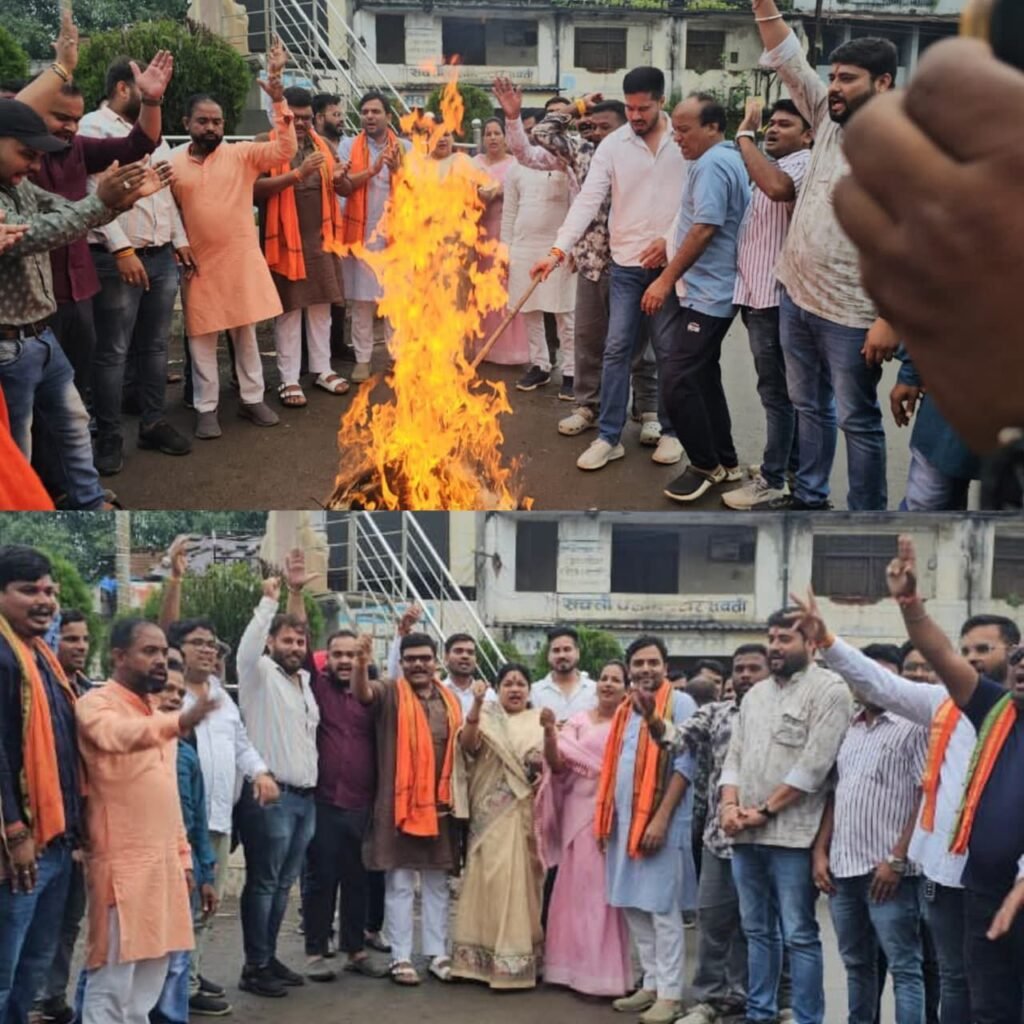 सक्ती में भाजपा युवा मोर्चा के नेतृत्व में पुतला दहन किया सक्ती में भाजपा युवा मोर्चा के नेतृत्व में पुतला दहन किया kshititech