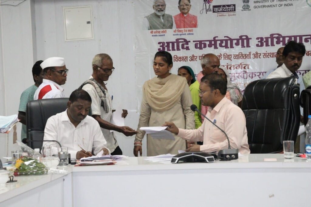 कलेक्टर ने जनदर्शन में सुनी आमजनों की विभिन्न समस्याएं कलेक्टर ने जनदर्शन में सुनी आमजनों की विभिन्न समस्याएं kshititech