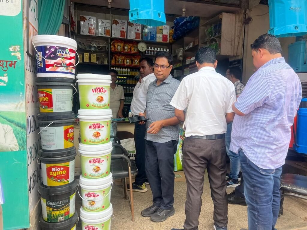 खाद की कालाबाजारी व अधिक कीमत पर बेचने वालों पर की जा रही कार्यवाही खाद की कालाबाजारी व अधिक कीमत पर बेचने वालों पर की जा रही कार्यवाही kshititech