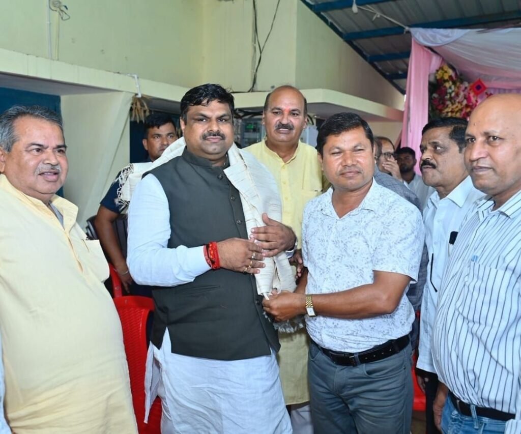 छत्तीसगढ़ शिक्षक संघ के प्रांतीय मंत्री भुवनेश्वर देवांगन ने शिक्षा मंत्री से किया मुलाकात छत्तीसगढ़ शिक्षक संघ के प्रांतीय मंत्री भुवनेश्वर देवांगन ने शिक्षा मंत्री से किया मुलाकात kshititech