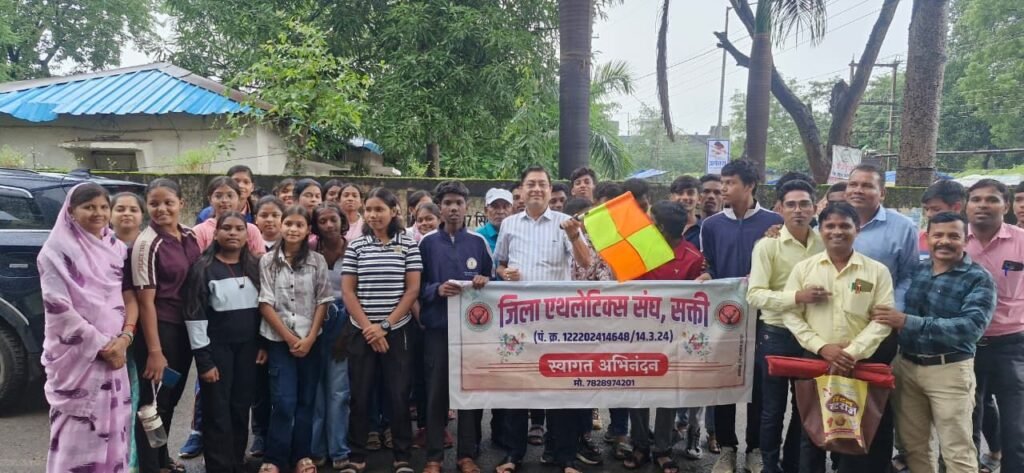 खिलाड़ियों का उत्साहवर्धन करते हुए नगर पालिका अध्यक्ष एवं जिला एथलेटिक्स संघ के फाउंडर संरक्षक श्याम सुंदर अग्रवाल ने हरी झंडी दिखाकर टीम को किया रवाना खिलाड़ियों का उत्साहवर्धन करते हुए नगर पालिका अध्यक्ष एवं जिला एथलेटिक्स संघ के फाउंडर संरक्षक श्याम सुंदर अग्रवाल ने हरी झंडी दिखाकर टीम को किया रवाना kshititech